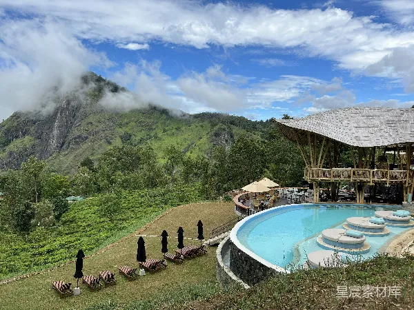 高清摄影 山谷中一个游泳池，背景是树木和山峰。