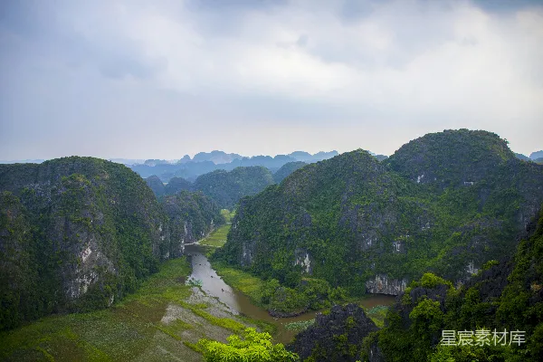 高清摄影 一条河流穿过山谷