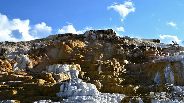 高清摄影 白天棕色岩石形成在蓝天之下