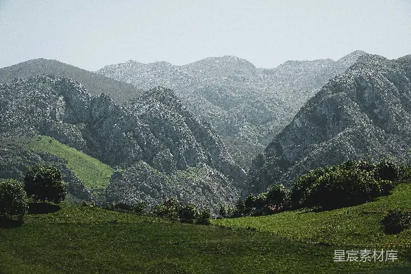 高清摄影 背景中有山的草坡山谷