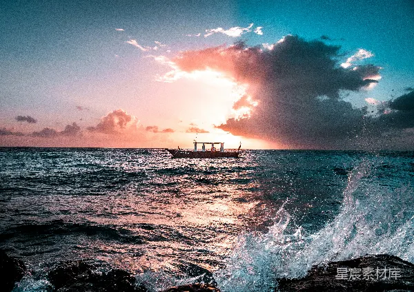 高清摄影 夕阳下，渔船停泊在港湾中。