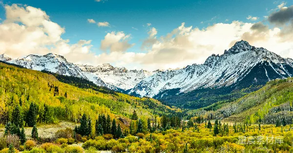 高清摄影 山谷中的美景，山峦在背景中。