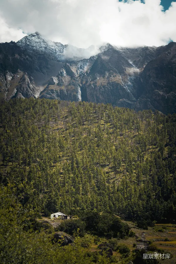 高清摄影 前景中有一座房子的山脉 ranges
