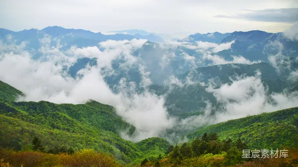 高清摄影 白雲中的青山在白天