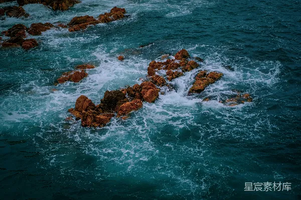 高清摄影 背景中有水面的一处岩石海岸