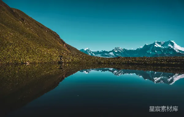 高清摄影 背景有一座山的大片水域