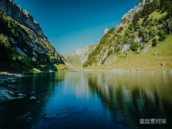 高清摄影 蓝湖映照着高耸的绿山和晴朗的天空。