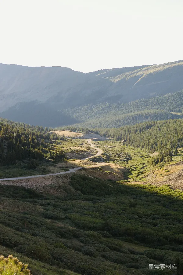 高清摄影 山间蜿蜒的道路的一处风景