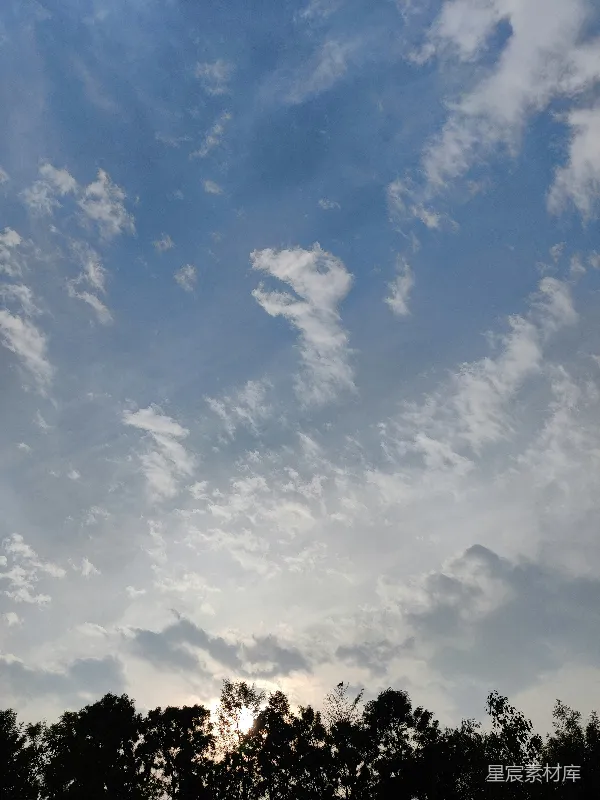 高清摄影 天空中的云层间阳光正在闪耀