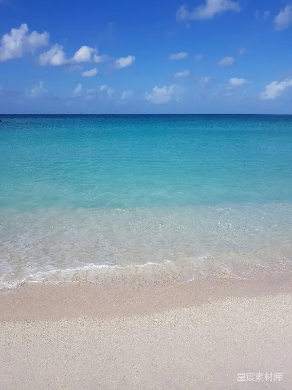 高清摄影 海浪在白天拍打岸边