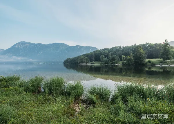 高清摄影 山间日间的湖景照片