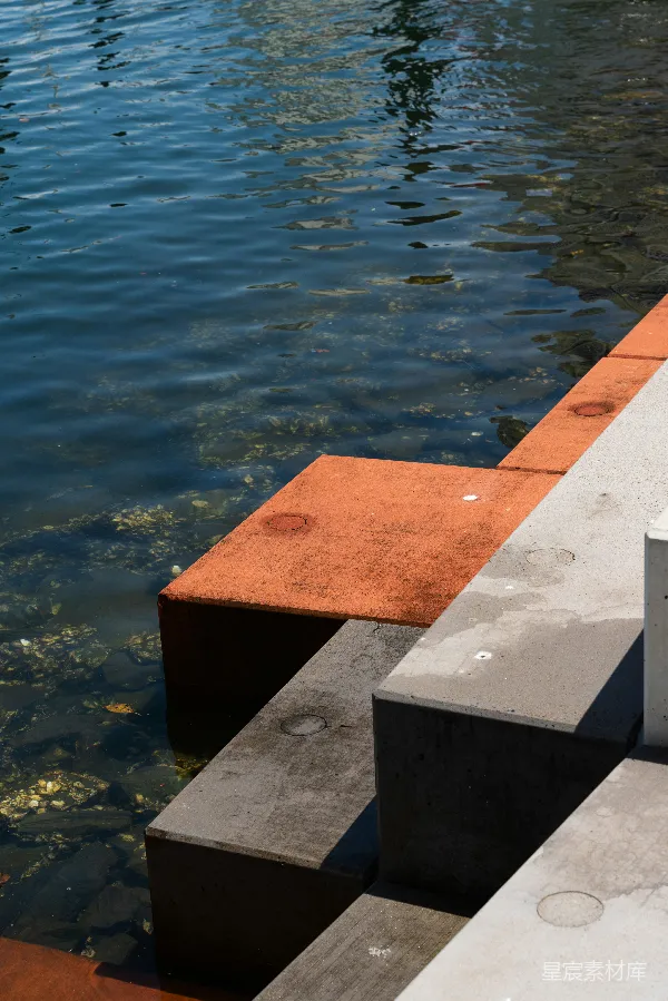 高清摄影 一个带有红色和白色浮标的大致混凝土码头