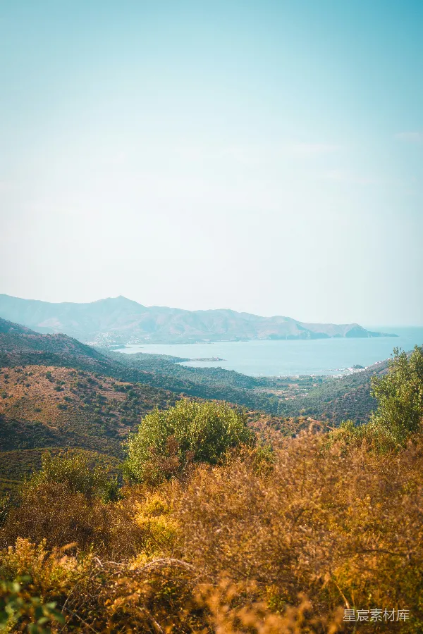 高清摄影 远处山峦间的风景，有一湖美景。