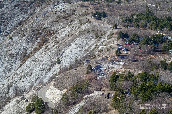 高清摄影 山中一条道路从山顶俯视的景象