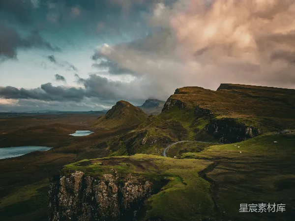 高清摄影 山脚下有一片湖的山脉美景