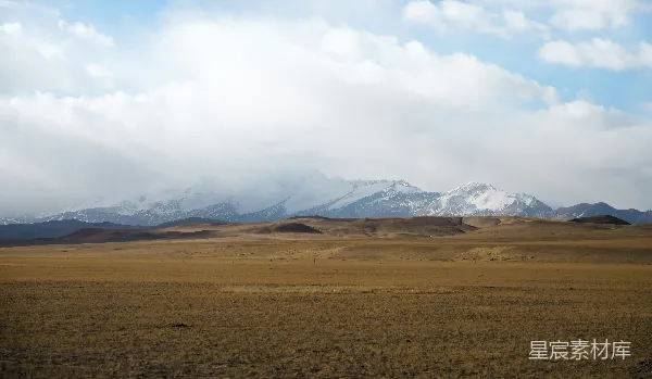 高清摄影 背景中有山的大片开阔地带