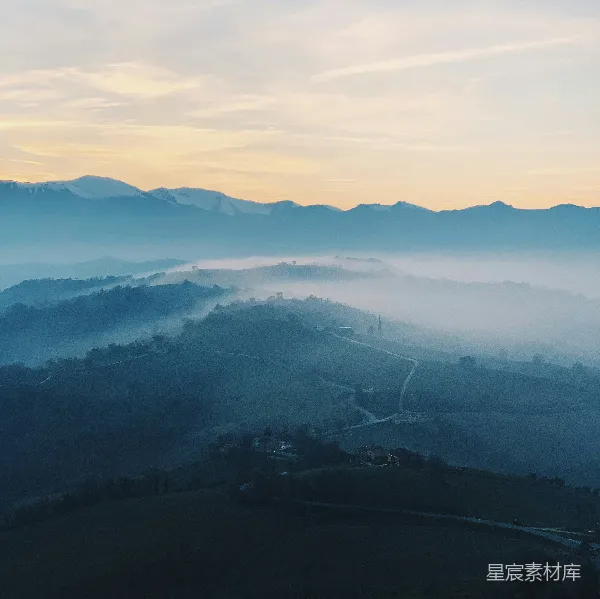 高清摄影 远处山谷一片雾气缭绕，山峦在背景中隐约可见。