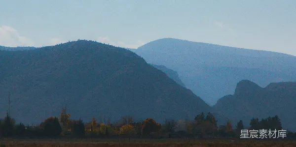 高清摄影 背景中有山和树木的山脉