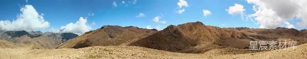高清摄影 一幅山水图，有山峦和蓝天。