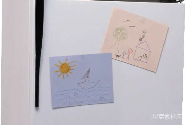 元素素材 带有儿童画作的冰箱