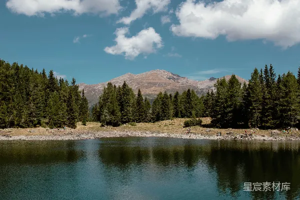 高清摄影 湖边有树木和山峰的背景