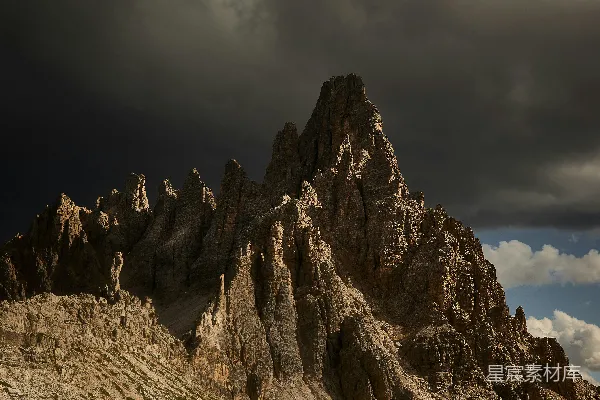高清摄影 棕色的 Rocky 山脉在午后云层密布的天空下