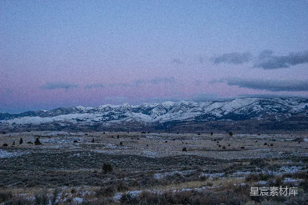 高清摄影 远处的一片白雪覆盖的山峦