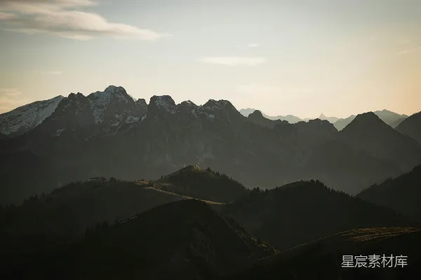 高清摄影 白天白天空中是棕色和绿色山脉的景象