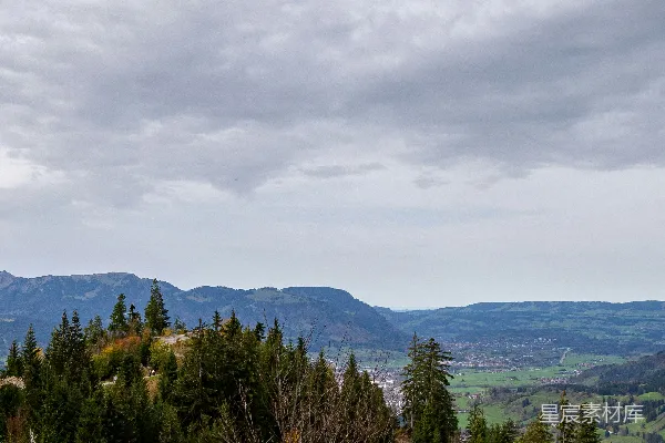 高清摄影 背景中有树木和山的风景