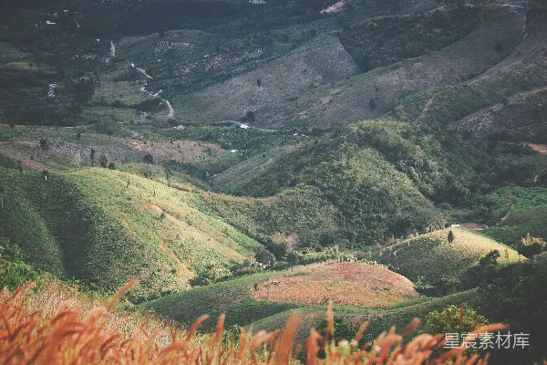 高清摄影 一个绿意盎然的山谷被山峦环绕着