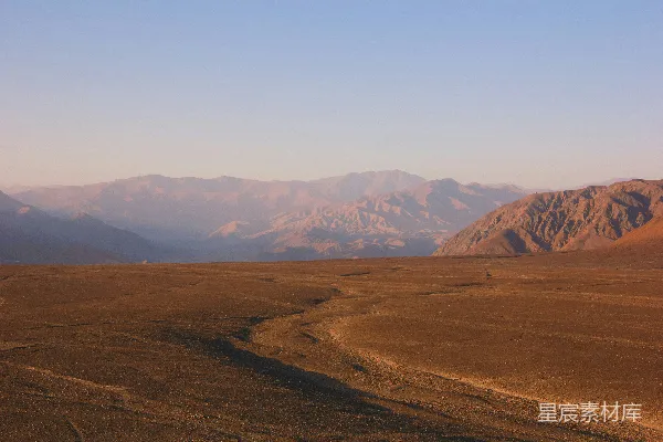 高清摄影 一片沙漠风光与山峦的景象