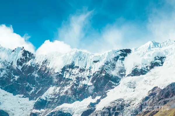 高清摄影 白天雪山覆盖着白雪，蓝天背景下