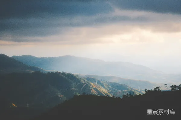 高清摄影 一幅山峦在云层间景色的图景