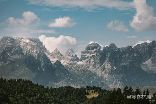 高清摄影 山峦被雪和云笼罩着