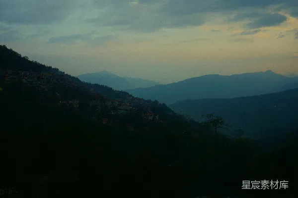 高清摄影 远处山脉的一景