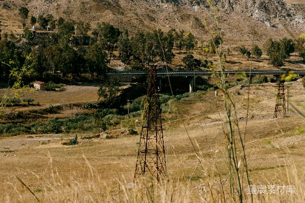 高清摄影 背景中有座山的一片田地