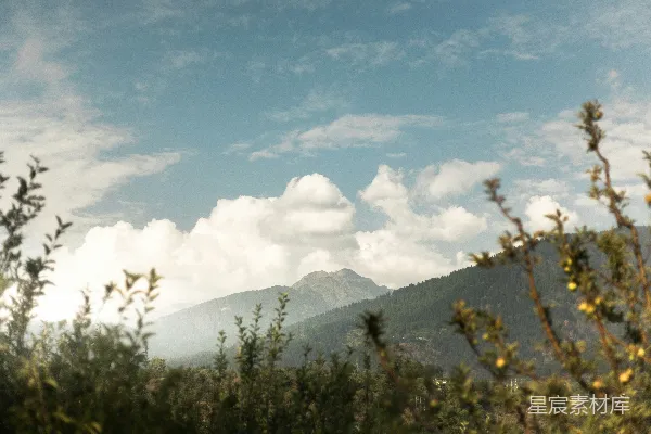 高清摄影 山峦之上云雾缭绕的一景