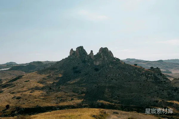 高清摄影 阳光明媚地照耀在一块岩石突出处