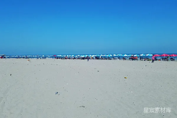 高清摄影 海滩上的人们在白天