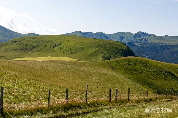 高清摄影 背景是山丘的草地田野