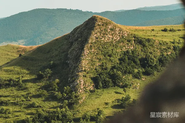 高清摄影 白天绿草遍野，山峦起伏。