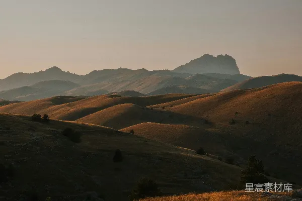 高清摄影 夕阳下的金黄山丘与山脉