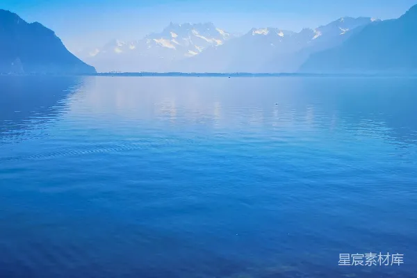高清摄影 山脚下的水域