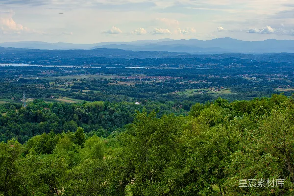 高清摄影 一个被围栏环绕的田野，景色 overlooking 山峦。