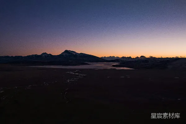 高清摄影 夕阳下的山和湖的一览