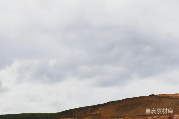 高清摄影 白云下的绿山和褐山