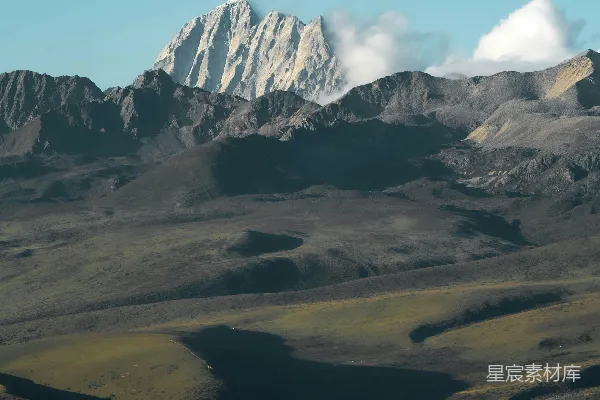 高清摄影 山峦美景中前景为游船的一幅画面