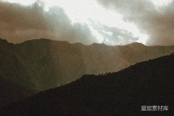 高清摄影 一座山峦间云雾缭绕