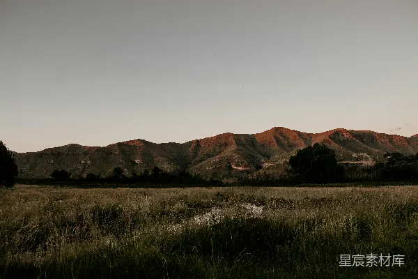 高清摄影 背景中有山的草地(fields)