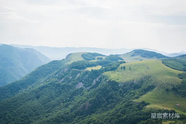 高清摄影 一幅山峦美景，绿坡环绕